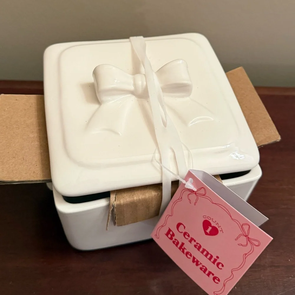 New! Target Bullseye Playground Elegant Ceramic White Bakeware w/ Bow on Lid